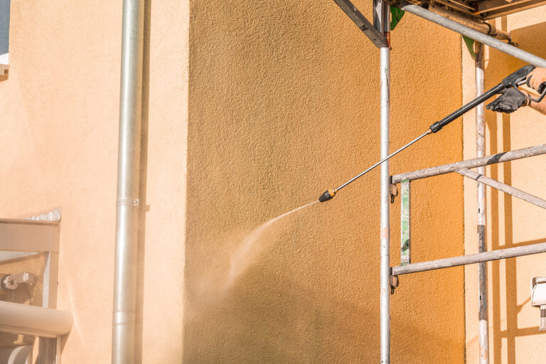 Fassade wird mit Hochdruckstrahl gereinigt.