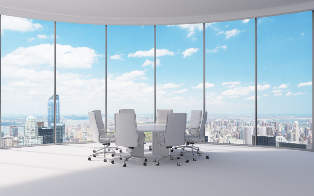 Sauberes Büro mit Blick auf die Stadt.